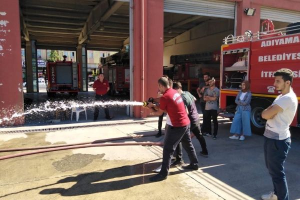 İtfaiyeciler öğrencilere mesleğin inceliğini anlattı