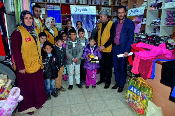 İyilik-Der Öğrencilere Giyim Yardımında Bulundu