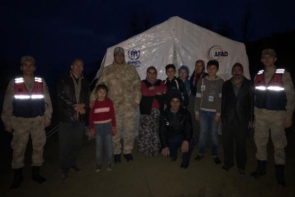 Jandarma ekipleri depremzedeleri biran olsun yalnız bırakmıyor