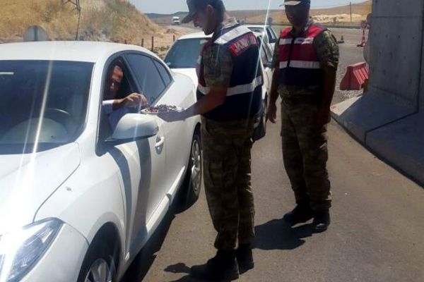 Jandarma ekiplerinden araç sürücülerine bayram sürprizi