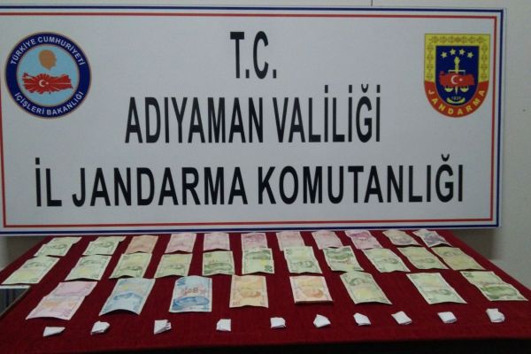 Jandarma sokak satıcısını yakaladı