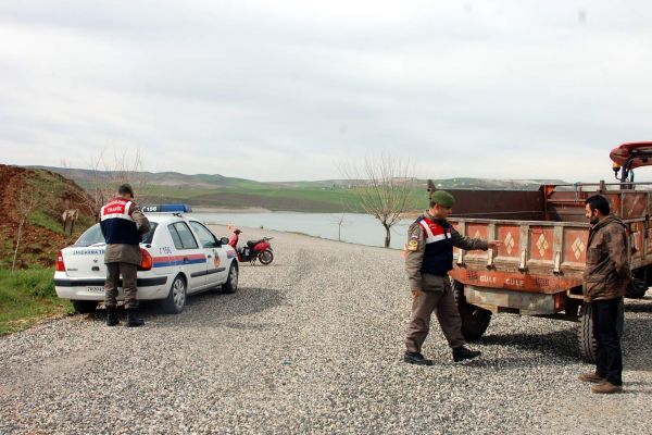 JANDARMA TRAFİK TİMLERİNDEN TRAKTÖR SÜRÜCÜLERİNE REFLEKTÖR UYARISI