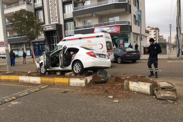 Kadın sürücü kazadan yara almadan kurtuldu