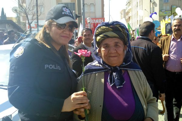 KADIN VE ERKEKLER KADINA ŞİDDETE HAYIR İÇİN YÜRÜDÜ