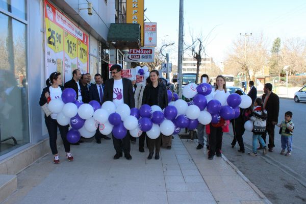 Kadınlar Farkındalık Oluşturmak İçin Yürüdü