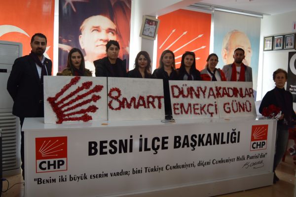 Kadınlar Gününde kadınlara karanfil ve fular dağıtıldı