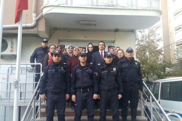 Kadınlar polisi yalnız bırakmadı