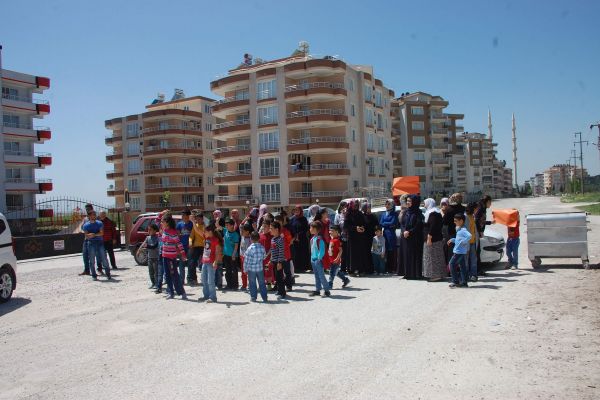 KADINLAR VE ÇOCUKLAR, TOZLU YOLDA EYLEM YAPTI