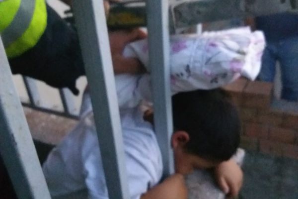 Kafası balkon demirine sıkışan çocuk kurtarıldı