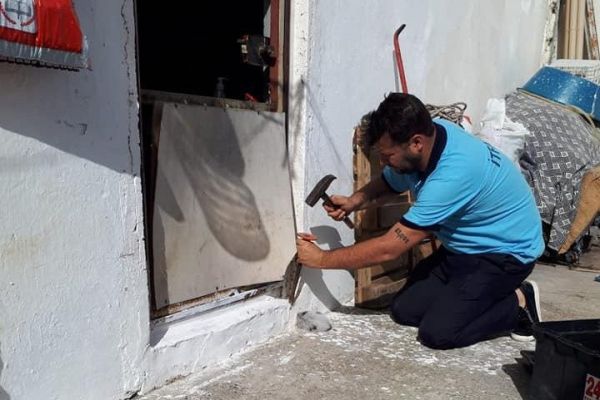 Kafası duvara sıkışan kedi kurtarıldı