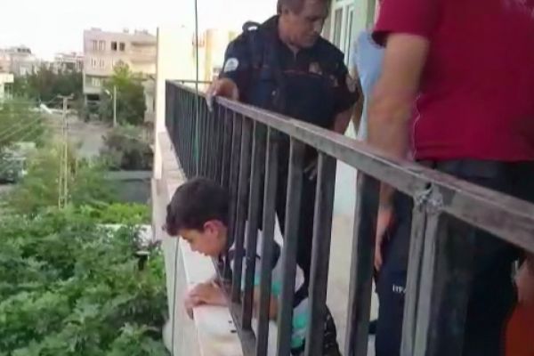 Kafasını demir korkuluklara sıkıştıran çocuk kurtarıldı