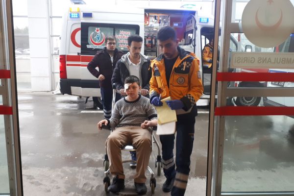 Kafasını duvara çarpan öğrenci yaralandı