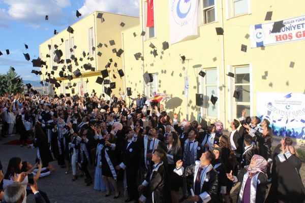 Kahta MYO’da mezuniyet sevinci