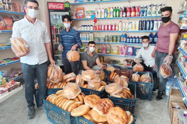 Kahta’da 3 öğretmen her gün bedava pide dağıtıyor