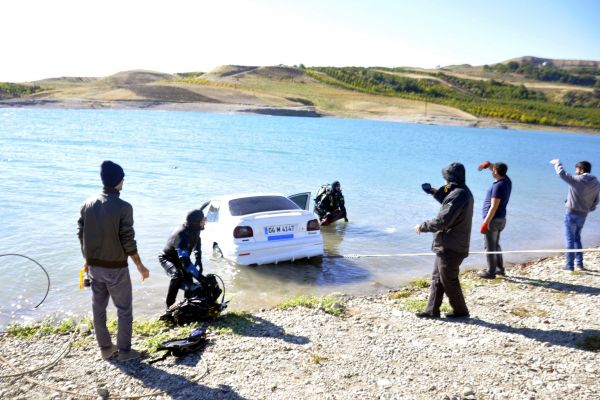 Kahta'da Bir Otomobil Baraja Düştü