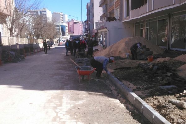 Kaldırımlar Yenileniyor