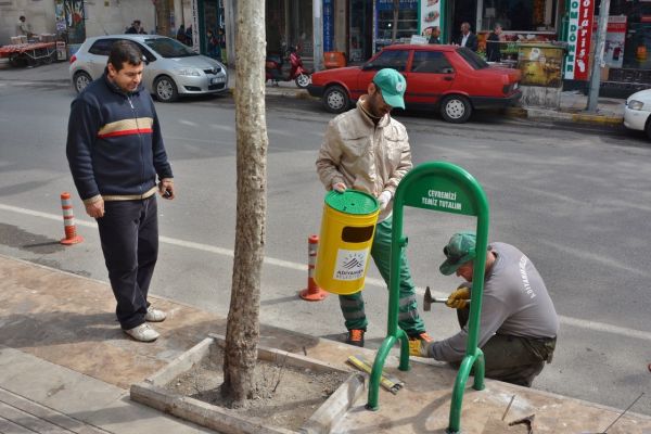 KALDIRIMLARA ÇÖP KUTULARI YERLEŞTİRİLİYOR