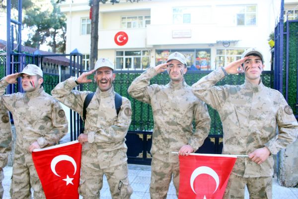Kamuflaj giyen gençler Afrin'de terörist avlamak istiyor