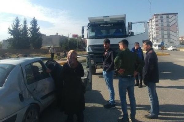 Kamyon ile otomobil çarpıştı: 1 yaralı