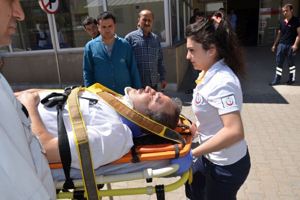 Kamyon ile Otomobil Çarpıştı: 3 Yaralı