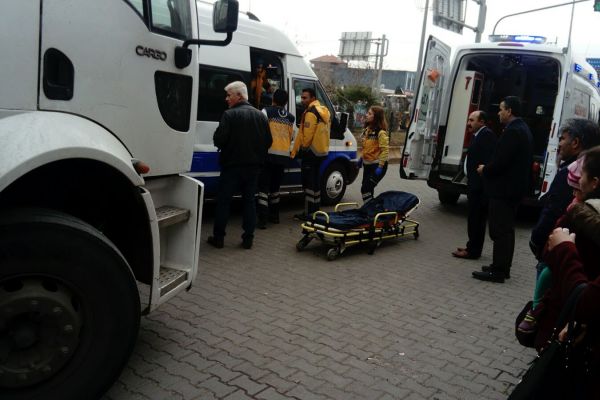 Kamyon yolcu minibüsüne çarptı: 3 Yaralı