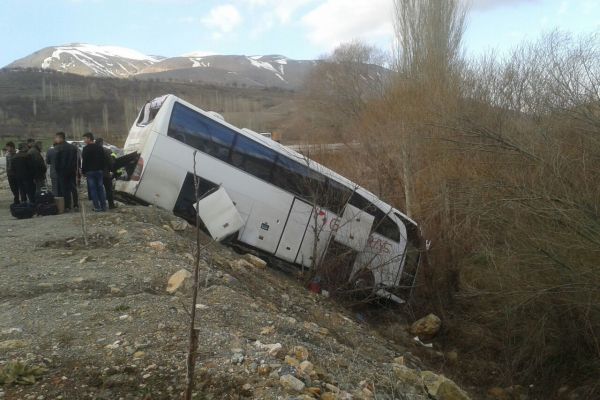 Kamyon yolcu otobüsüne arkadan çarptı: 9 yaralı