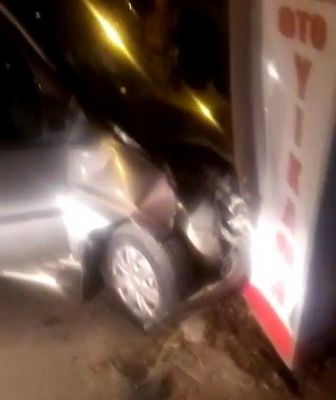 Kamyonet ile hafif ticari araç çarpıştı: 1 Yaralı