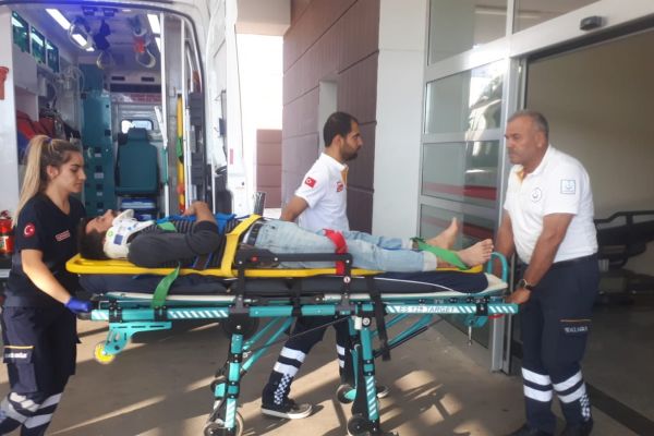 Kamyonet ile motosiklet çarpıştı: 1 yaralı