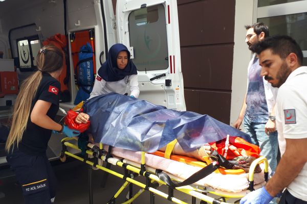 Kamyonet ile otomobil çarpıştı: 1’i ağır 7 yaralı