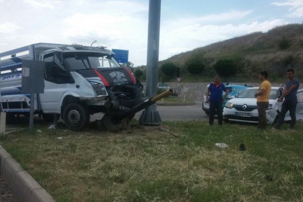 Kamyonet ile otomobil çarpıştı: 2 Yaralı