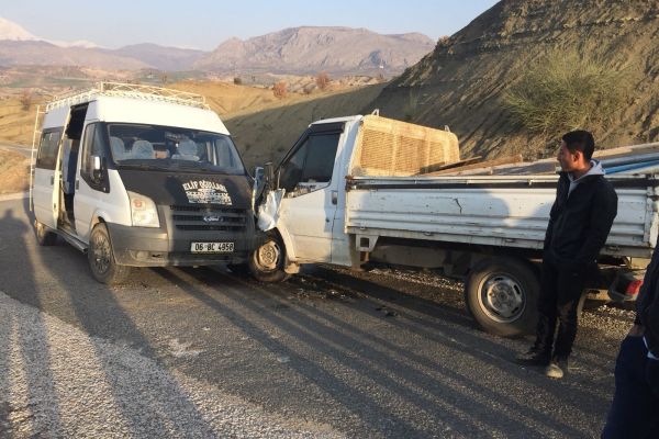 Kamyonet ile yolcu minibüsü çarpıştı: 3 Yaralı