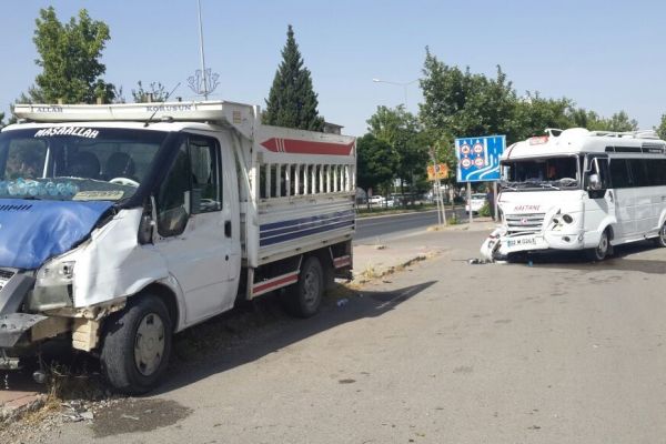 Kamyonet İle Yolcu Minibüsü Çarpıştı