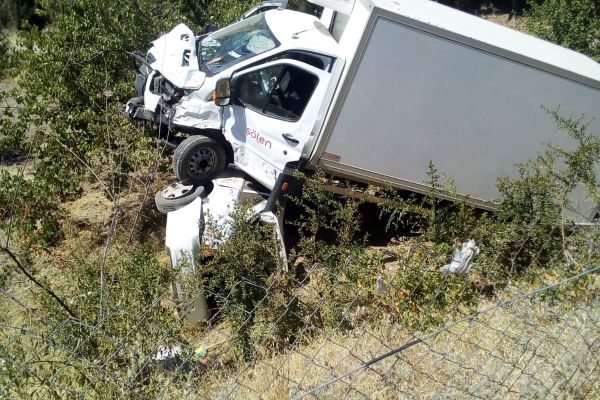 Kamyonet otomobilin üzerine çıktı: 4 ağır yaralı