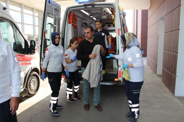 Kamyonet park halindeki hafif ticari araca çarptı: 3 yaralı
