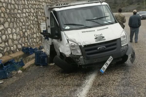 KAMYONET ŞARAMPOLE UÇTU