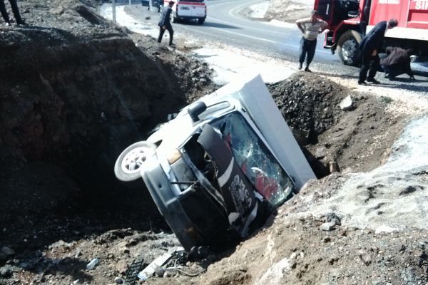 Kamyonet Şarampole Yuvarlandı: 2 Yaralı