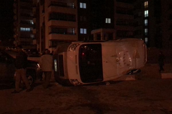 Kamyonetle çarpışan minibüs devrildi: 2 yaralı