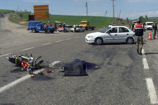 Kamyonetle motosiklet çarpıştı: 1 ölü