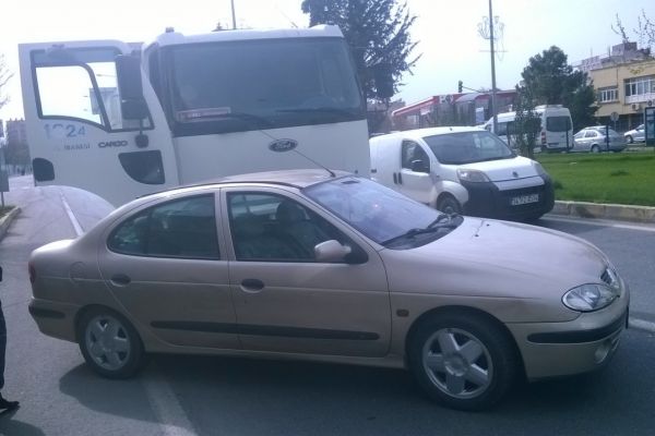 Kamyonla Otomobil Çarpıştı
