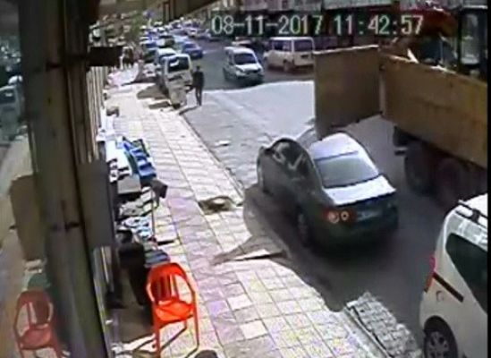 Kamyonun açık kalan kapağı faciaya neden oluyordu