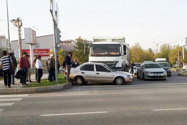 Kamyonun önünden dönüş yapmak isteyen otomobile kamyon çarptı