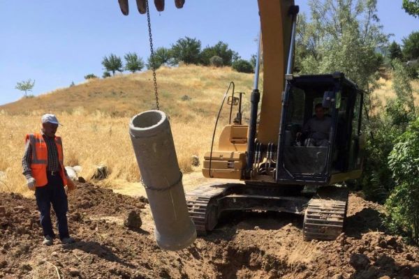 Kanalizasyon hattı döşeme çalışması yapılıyor