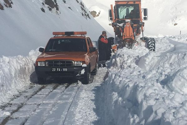 Kapalı yolları açmak için hummalı çalışma