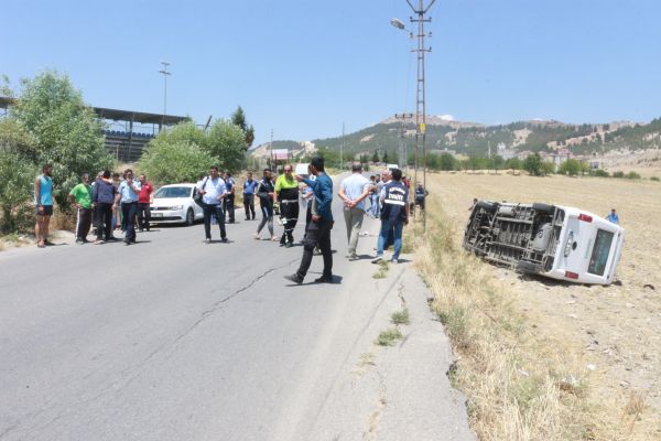 Kapıdan düşerek minibüsün altında kalan yolcu hayatını kaybetti