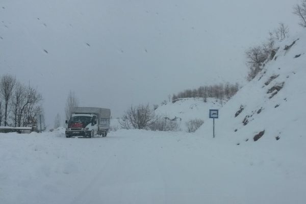 Kar nedeniyle yol ulaşıma kapandı