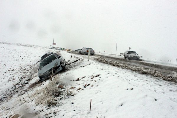Kar yağışı 8 aracın çarpışmasına neden oldu: 3 yaralı
