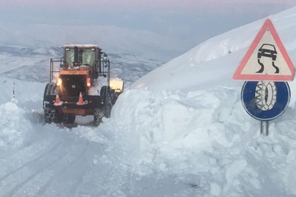 Kar yağışı nedeniyle kapanan yollar açılıyor
