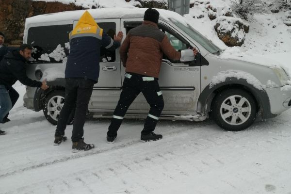 Karayolunda araçlar kar ve buzlanma nedeniyle mahsur kaldı