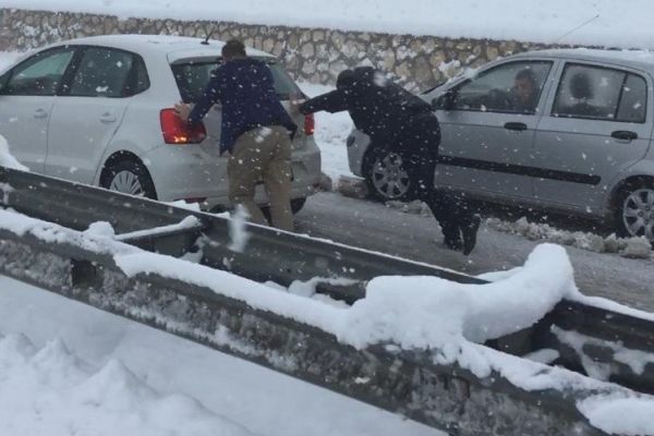 Karayolunda araçlar yolda kaldı