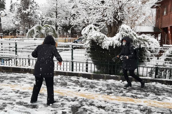 Karda çocuklar gibi eğlendiler